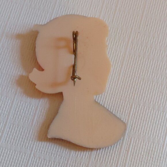 Girl Scouts PIN Vintage 1950's BROWNIE Blonde Hair Plastic - Picture 2 of 2